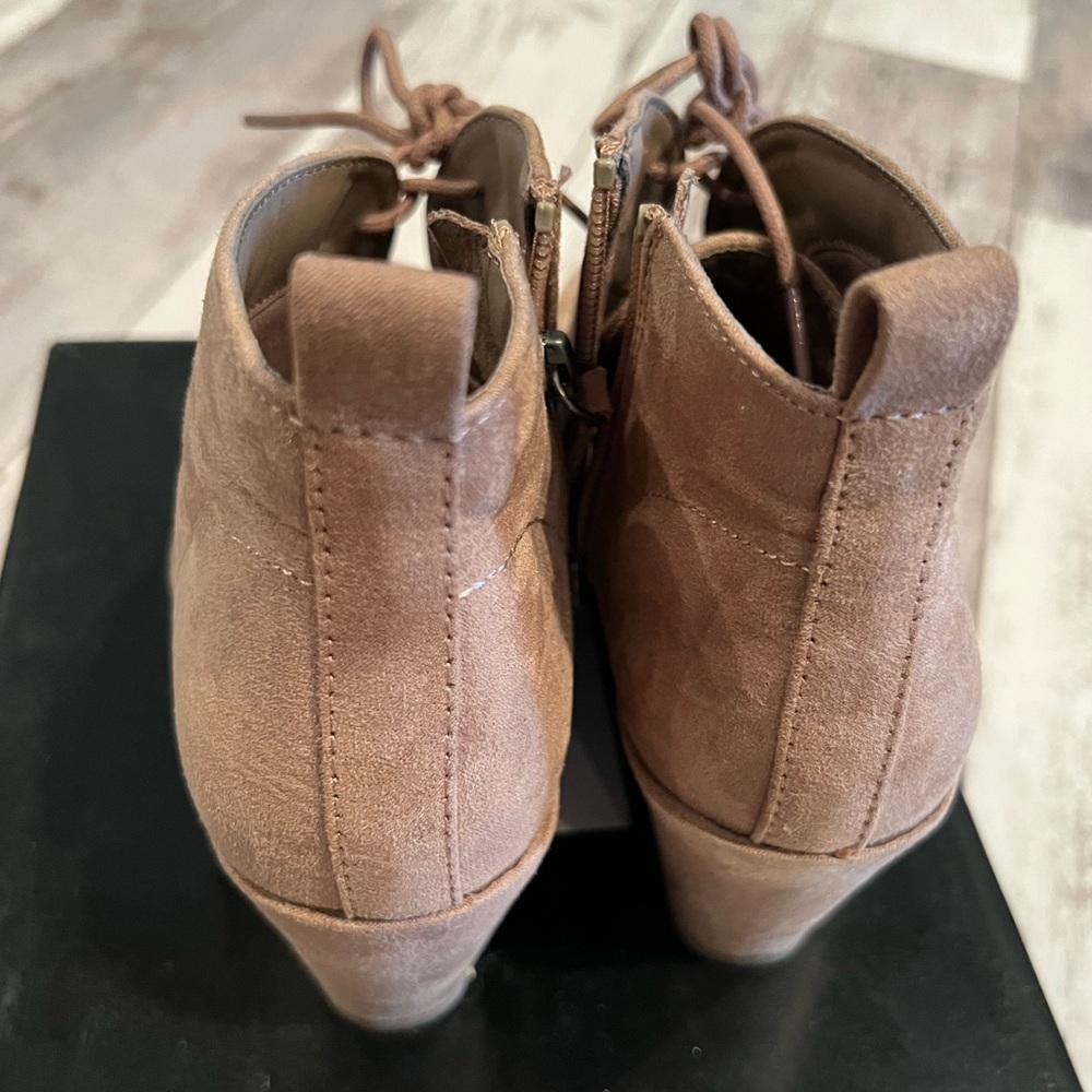 Dolce Vita Light Taupe Terri Size 8 women’s wedge booties. - Picture 2 of 4